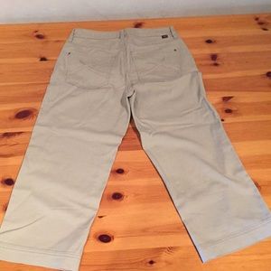 NWOT Jag Jeans classic fit khaki capris size 6.